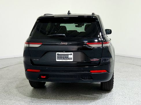 Used 2022 Jeep Grand Cherokee Trailhawk w/ Luxury Tech Group III image 2