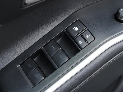 Certified 2025 Toyota Highlander XLE image 18