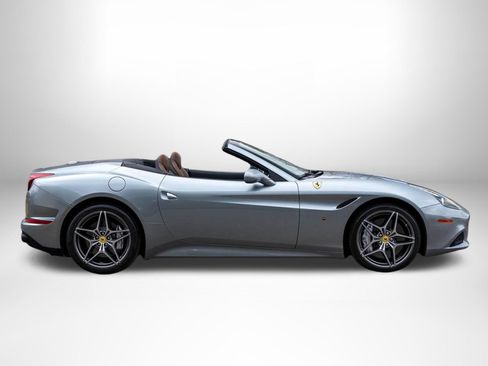Used 2017 Ferrari California T RWD image 8