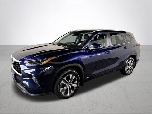 Used 2024 Toyota Highlander XLE AWD/4WD image 2