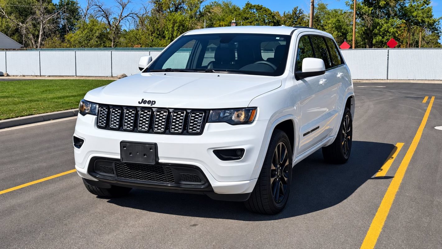 Used 2017 Jeep Grand Cherokee Altitude AWD/4WD image 1