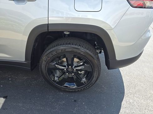 New 2025 Jeep Grand Cherokee Altitude image 12