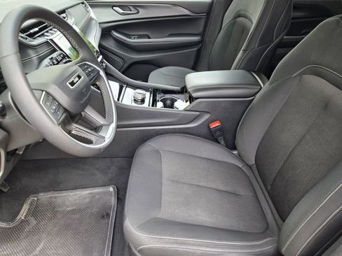 Used 2023 Jeep Grand Cherokee Laredo w/ Luxury Tech Group I AWD/4WD image 15