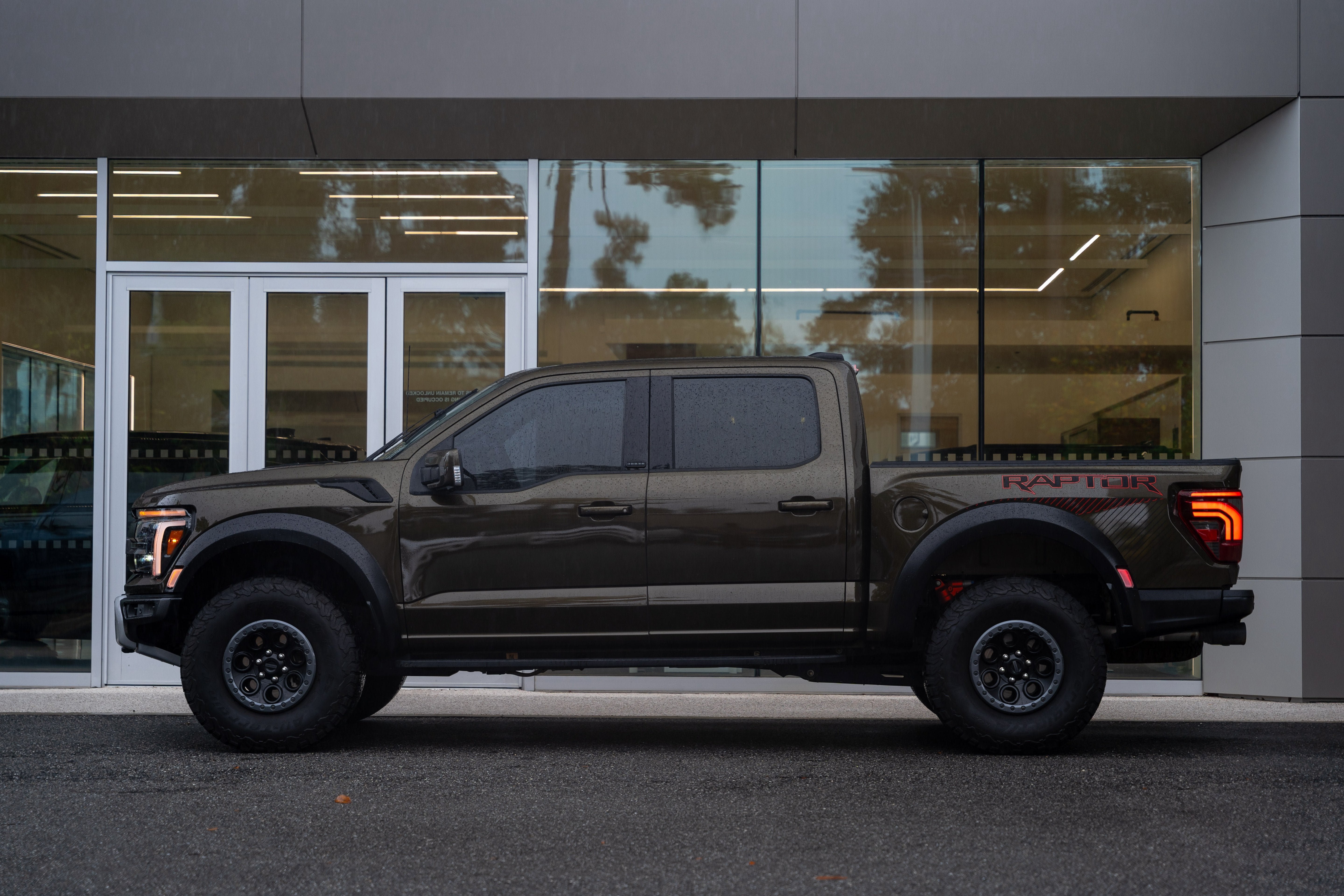 Used 2025 Ford F150 Raptor AWD/4WD image 8