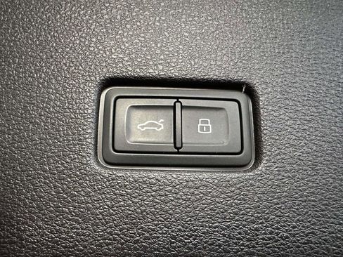 Used 2022 Audi Q8 Premium image 10