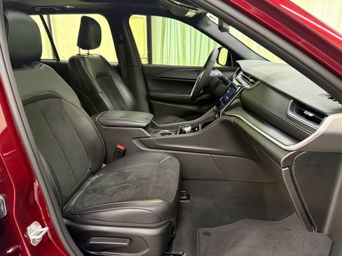 Used 2024 Jeep Grand Cherokee Altitude image 25