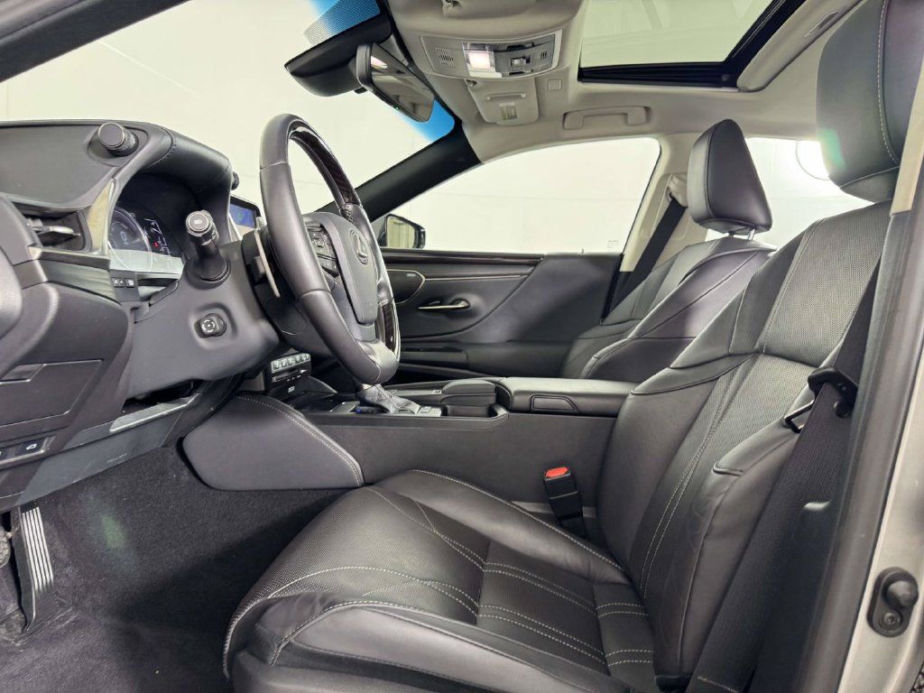 Used 2021 Lexus ES 300h w/ Accessory Package 2 FWD image 4