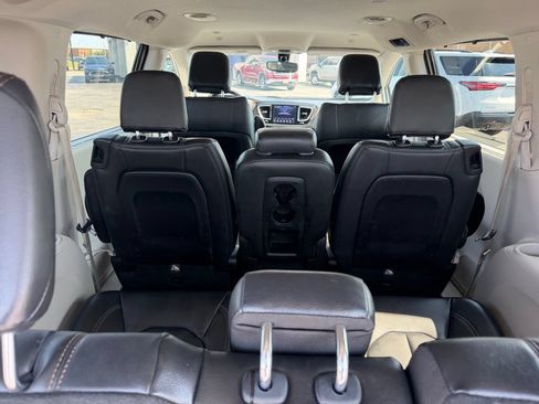 Used 2018 Chrysler Pacifica Touring-L w/ Tire & Wheel Group FWD image 20