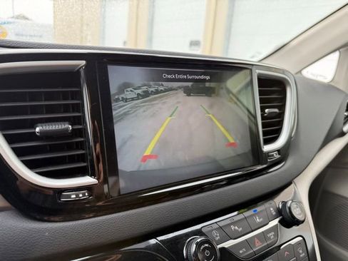 Used 2024 Chrysler Pacifica Touring-L image 28