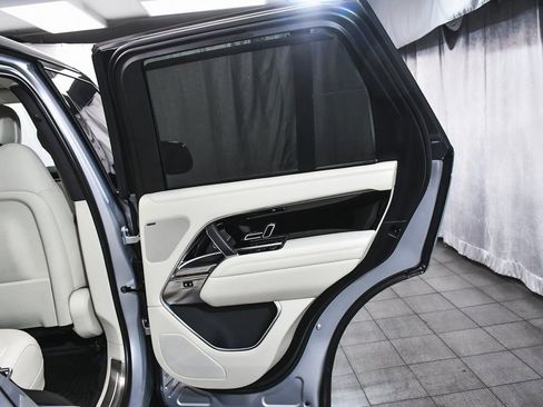 Used 2025 Land Rover Range Rover SE image 18