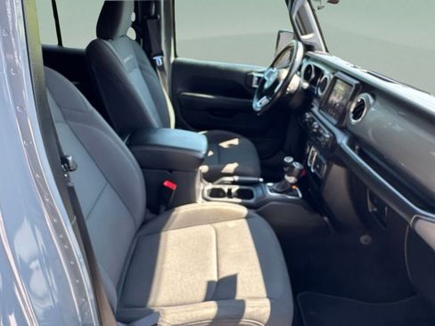 Used 2018 Jeep Wrangler Unlimited Sahara AWD/4WD image 35