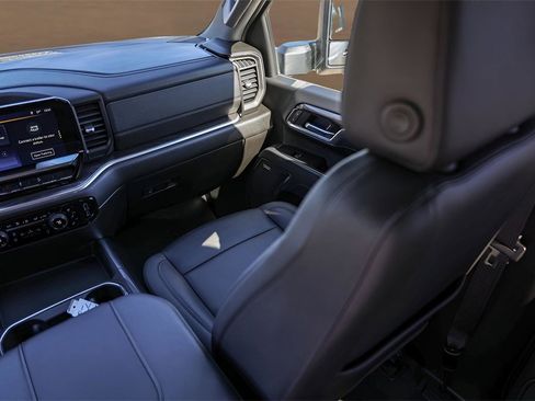 Used 2025 Chevrolet Silverado 2500 LTZ w/ LTZ Convenience Package image 26