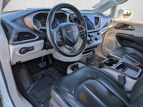 Used 2017 Chrysler Pacifica Touring-L FWD image 13