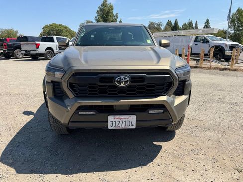Used 2025 Toyota Tacoma TRD Off-Road AWD/4WD image 8