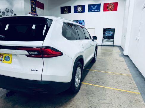 Used 2024 Toyota Grand Highlander AWD Hybrid image 23