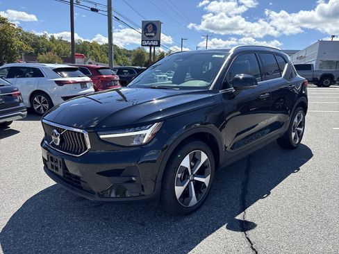 Certified 2025 Volvo XC40 B5 Plus image 3