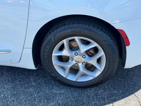 Used 2017 Chrysler Pacifica Touring-L Plus w/ Advanced Safetytec Group image 5