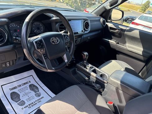 Used 2020 Toyota Tacoma TRD Off-Road image 10