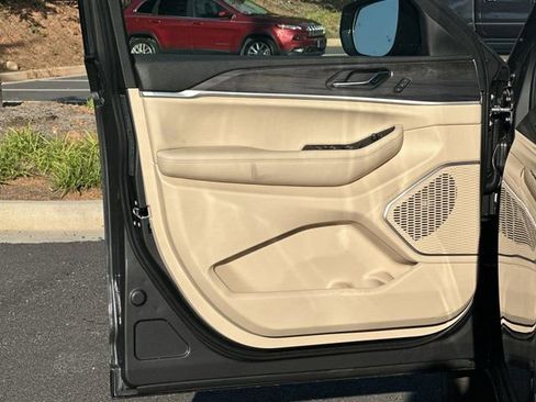 New 2025 Jeep Grand Cherokee Limited w/ Black Appearance Package image 10