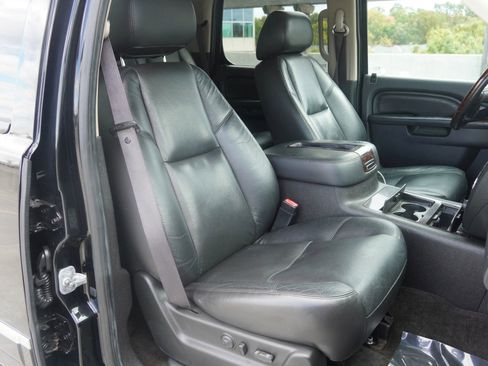 Used 2011 GMC Yukon Denali image 9