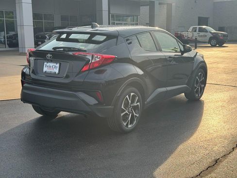 Used 2019 Toyota C-HR XLE FWD image 3