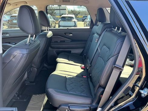 New 2026 Nissan Pathfinder Platinum image 22