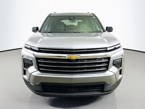 Used 2025 Chevrolet Traverse LT image 2