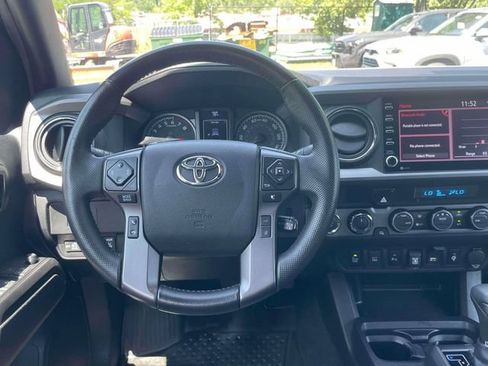 Used 2022 Toyota Tacoma TRD Off-Road w/ Technology Package AWD/4WD image 17