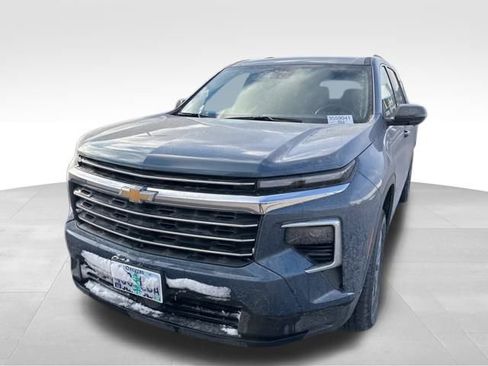 Used 2025 Chevrolet Traverse LT image 2