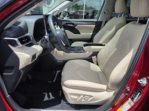Used 2023 Toyota Highlander Limited FWD image 12