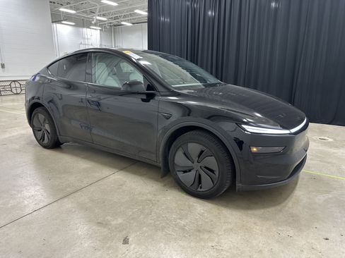 Used 2026 Tesla Model Y 2WD image 2