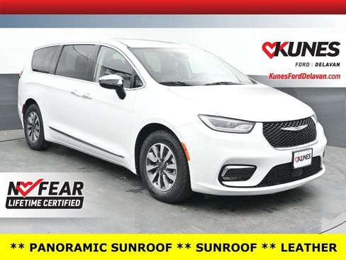 Used 2023 Chrysler Pacifica Limited FWD image 1