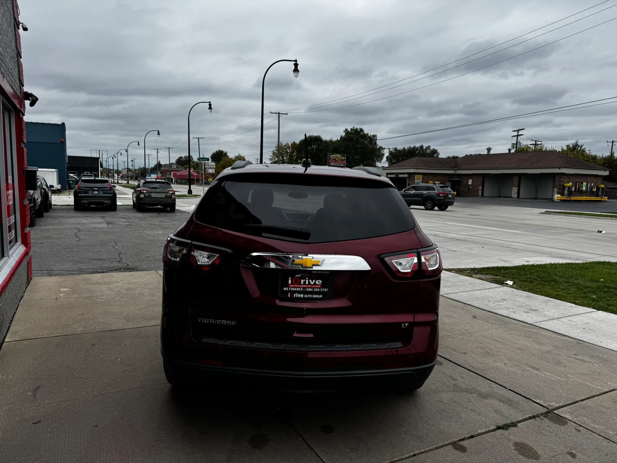 Used 2017 Chevrolet Traverse LT w/ Style and Technology Package FWD image 4