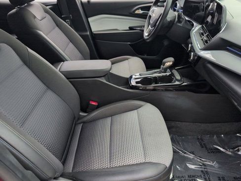 Used 2025 Chevrolet Trax LT w/ LT Convenience Package FWD image 30