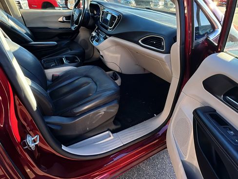 Used 2020 Chrysler Pacifica Touring-L image 20