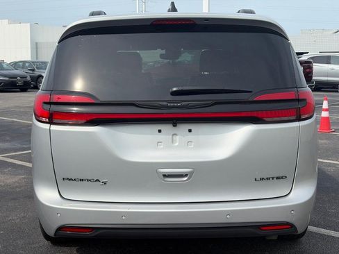 Used 2026 Chrysler Pacifica Limited w/ S Appearance Package FWD image 3