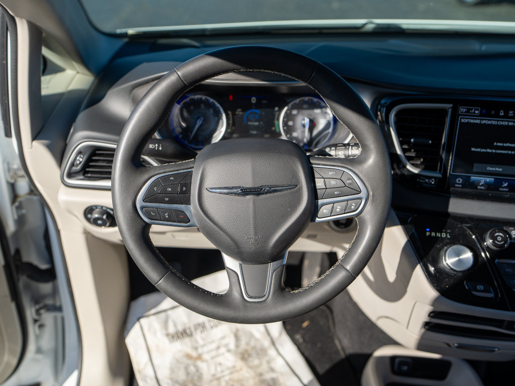 Used 2023 Chrysler Pacifica Touring-L FWD image 22