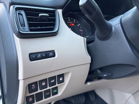 Used 2020 Nissan Rogue SV w/ Premium Package image 9