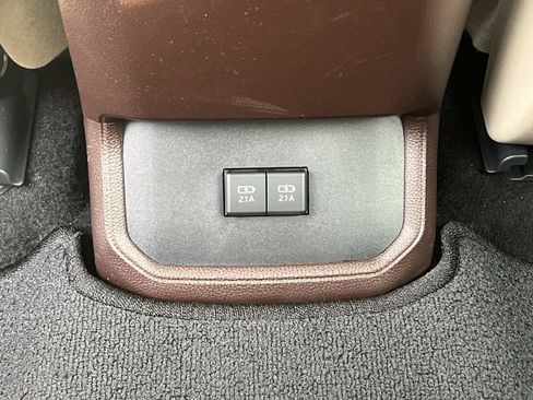 Used 2021 Toyota Highlander XLE FWD image 19