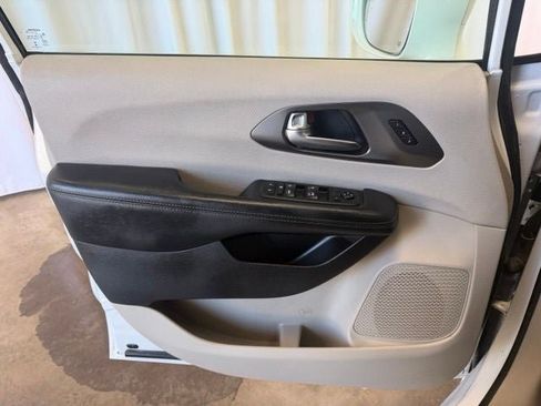 Used 2020 Chrysler Pacifica Touring-L FWD image 14