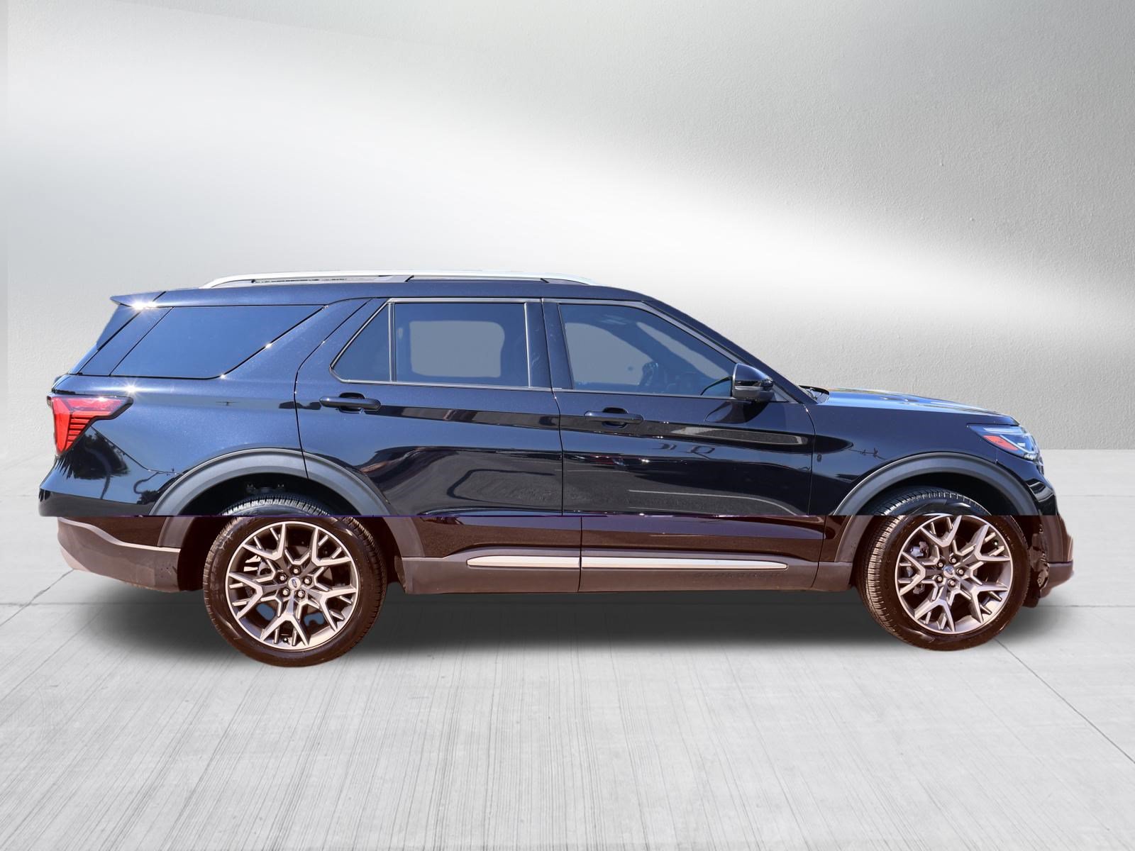 Used 2025 Ford Explorer Platinum w/ Ultimate Package AWD/4WD image 7