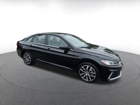 Used 2025 Volkswagen Jetta SE image 2