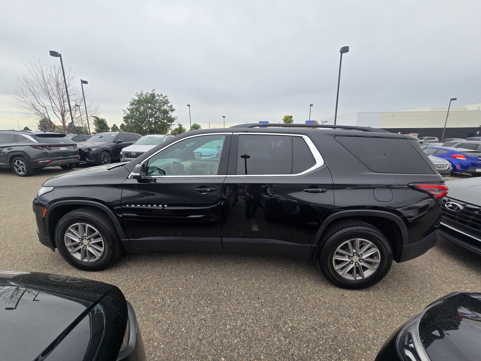 Used 2022 Chevrolet Traverse LT FWD image 2