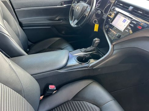 Used 2020 Toyota Camry SE w/ Carpet Mat Package FWD image 17