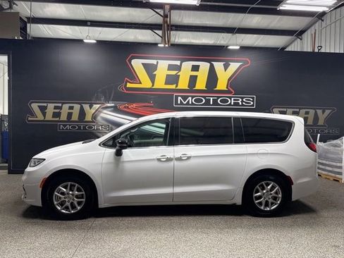 Used 2024 Chrysler Pacifica Touring-L image 3