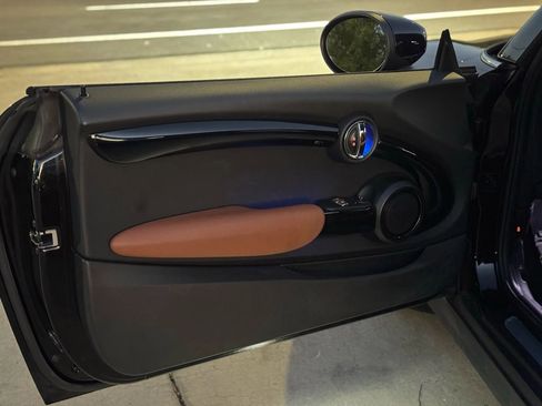 Used 2021 MINI Cooper 2-Door Hardtop w/ Signature Upholstery Package image 24