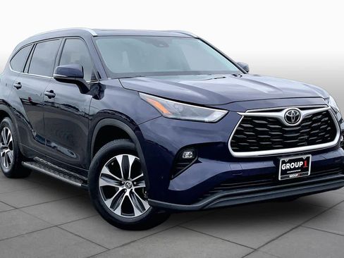 Used 2022 Toyota Highlander XLE FWD image 3
