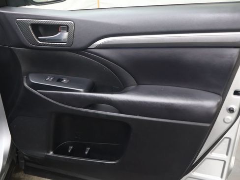 Used 2019 Toyota Highlander SE AWD/4WD image 11