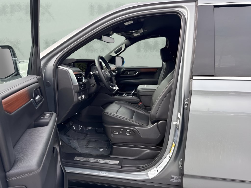 Used 2025 GMC Yukon Denali RWD image 9