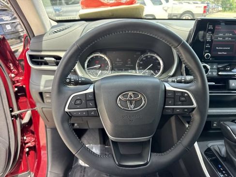 Used 2022 Toyota Highlander XLE FWD image 14